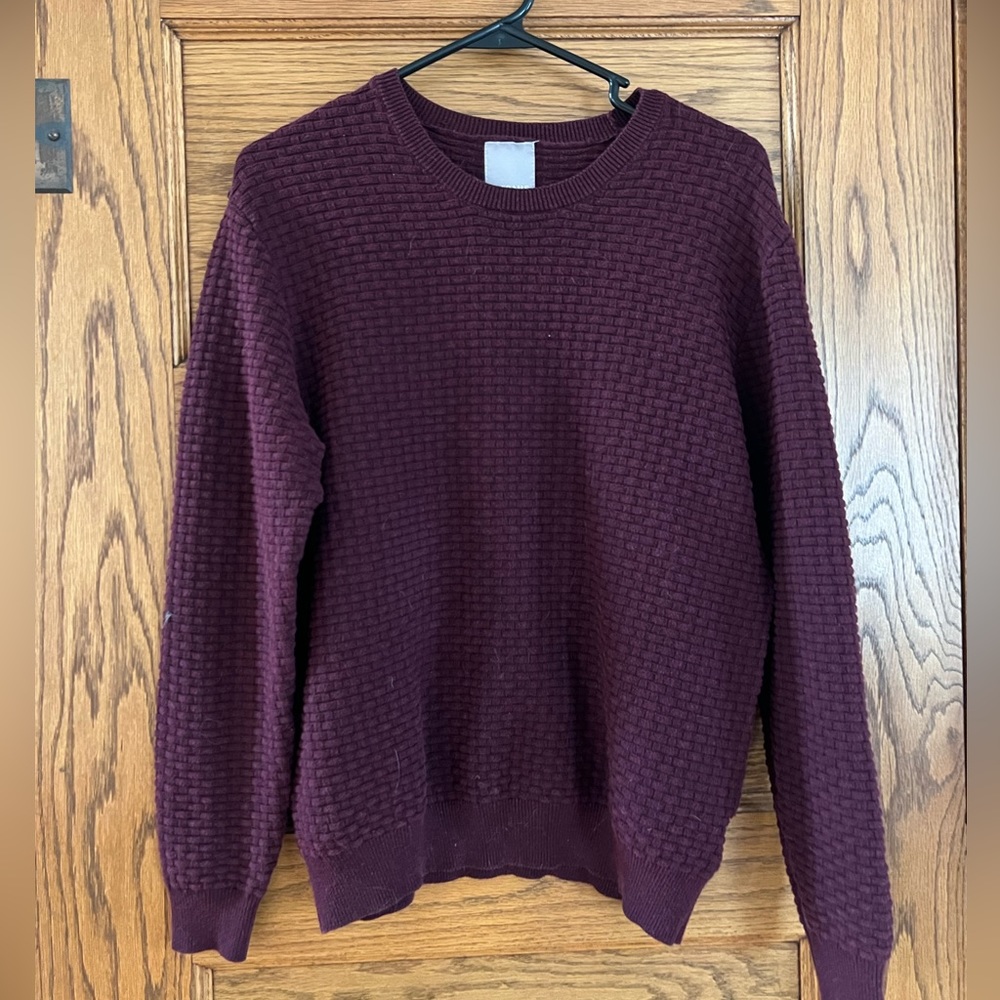 Men’s burgundy crewneck sweater